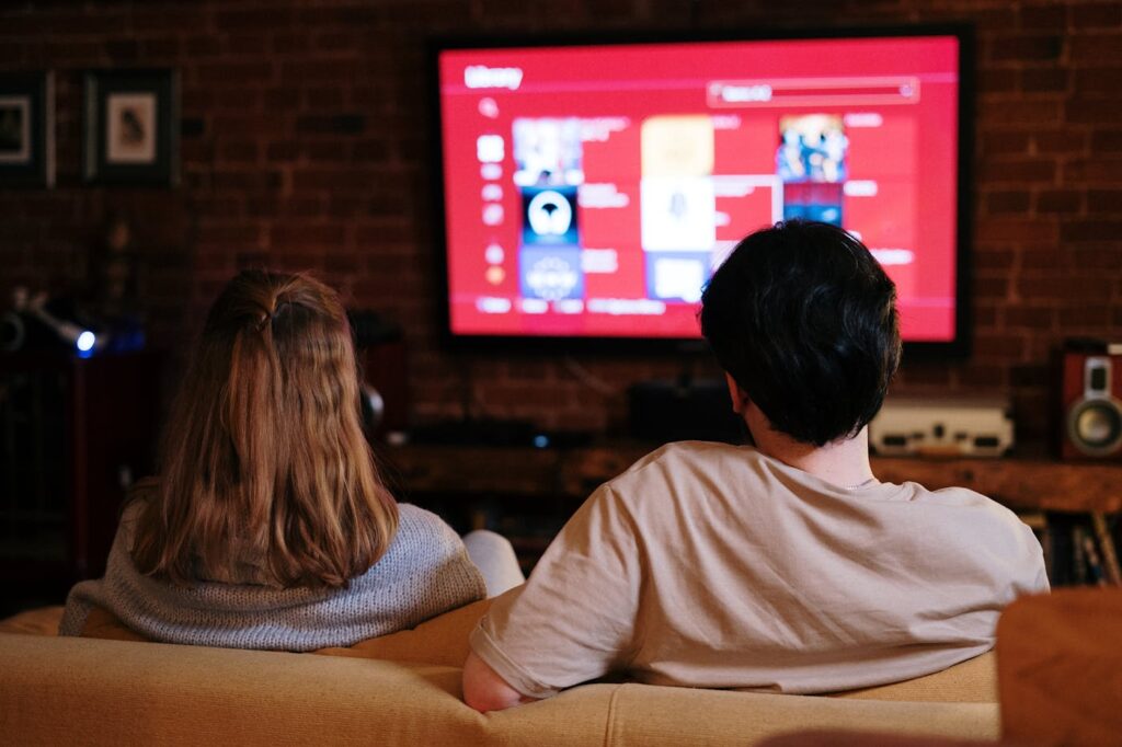 Sala com TV 4K grande para filmes e séries